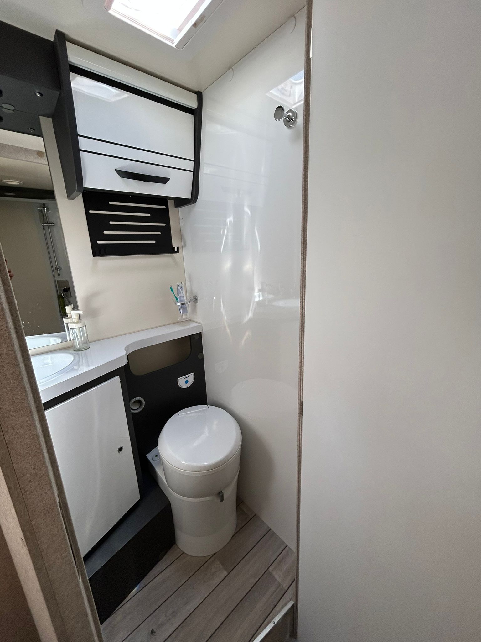 Baño y aseo integrado